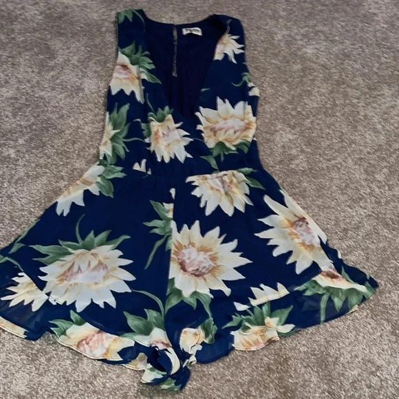 Show Me Your Mumu Floral Shorts Romper - Medium.   X - Picture 2 of 5